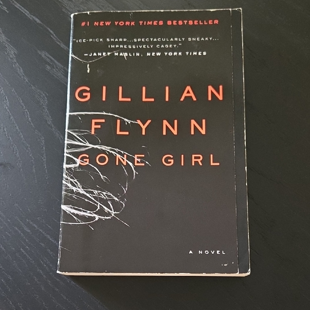 Gone Girl by Gillian Flynn Paperback
